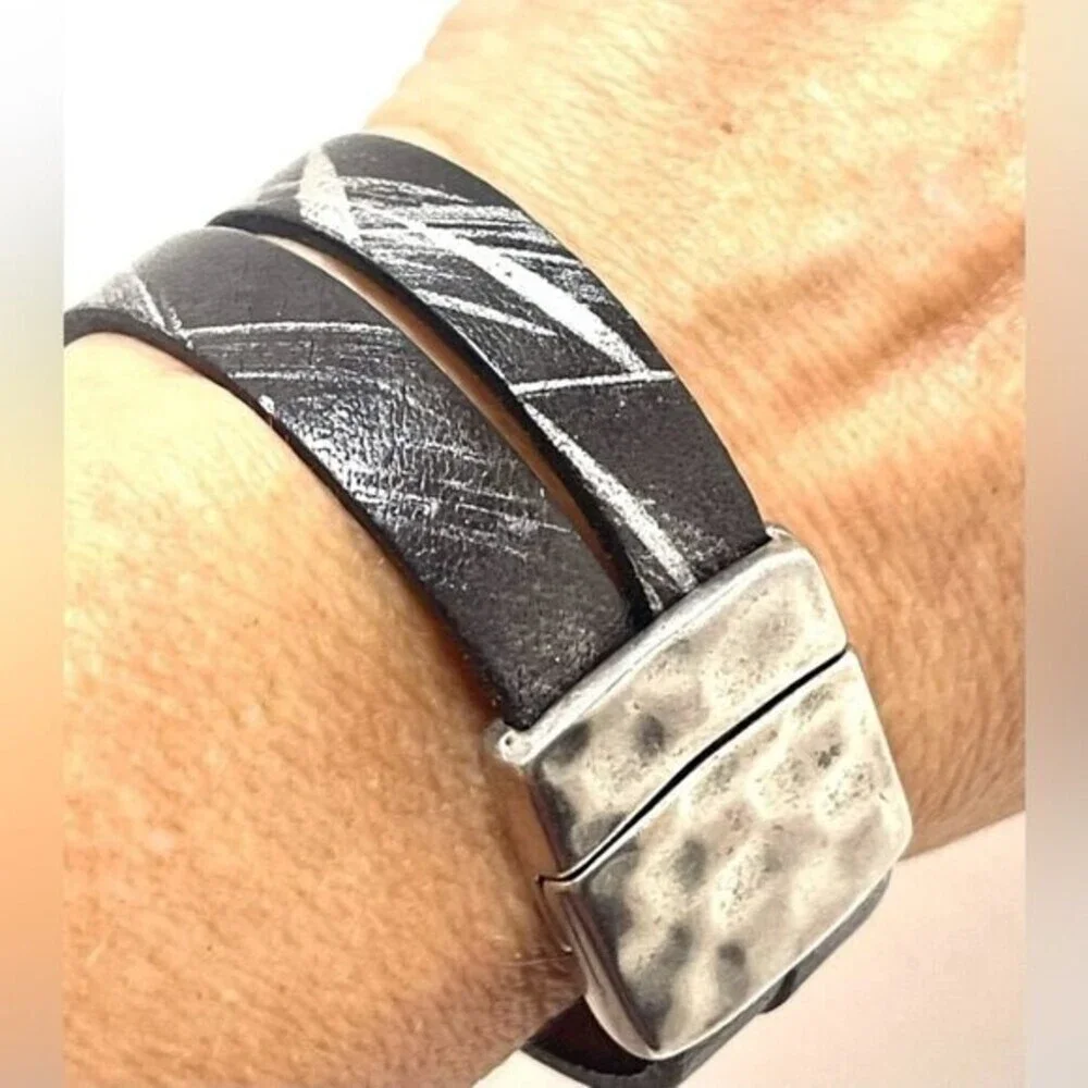 Double Leather Artisan Crafted Bracelet with Hammered Metal​​ - Picture 7 of 7